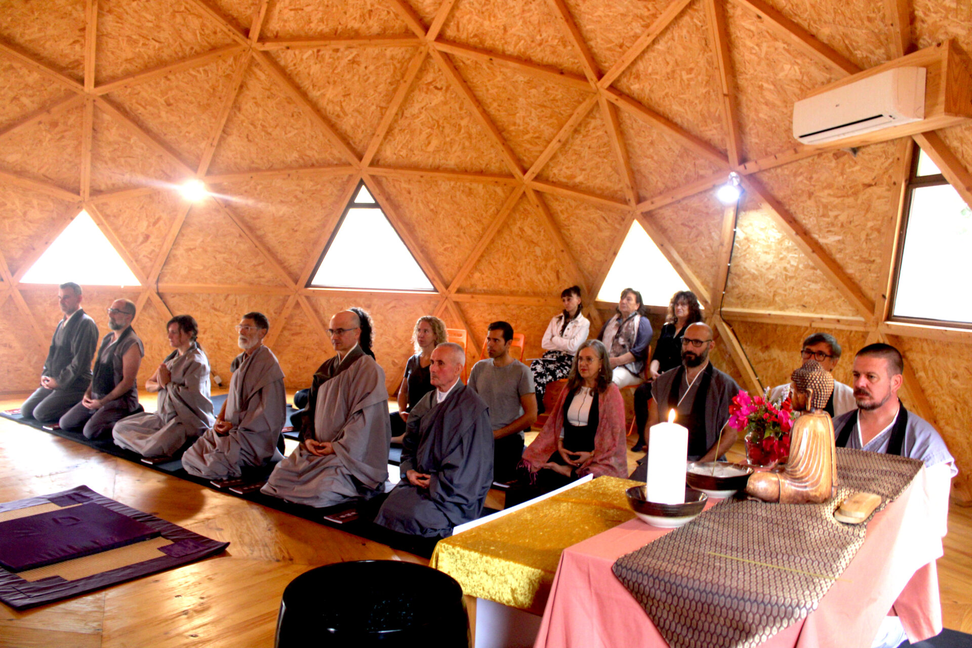 Participantes en una ceremonia budista.